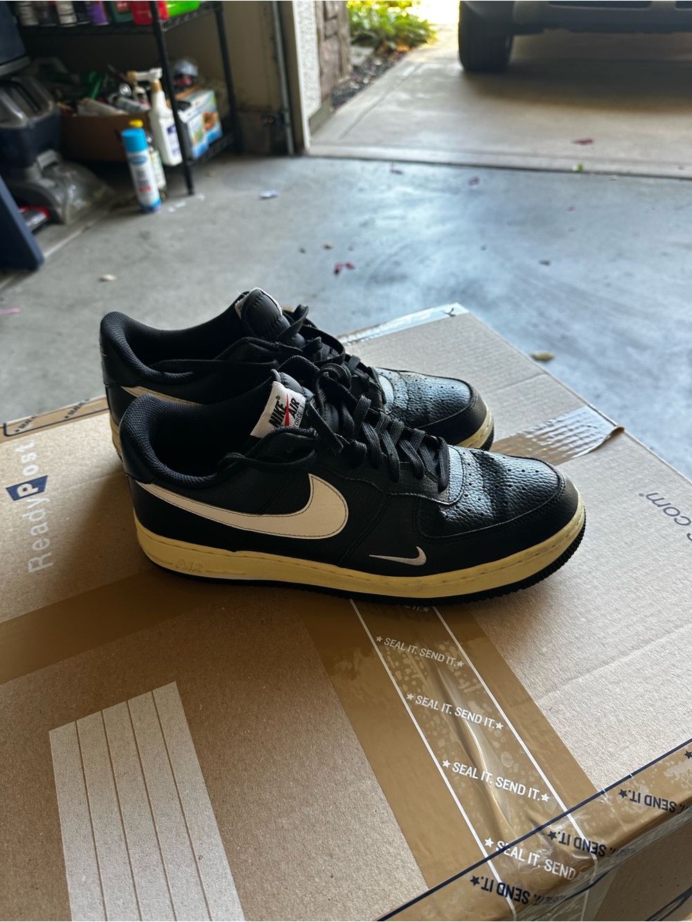 Nike Men's Low-Top Sneakers in Black and White - Picture 4 of 4